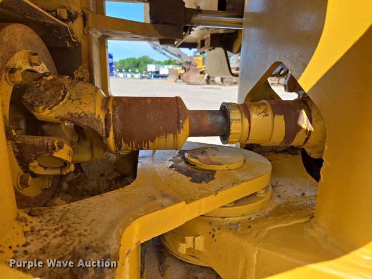 image for item EE0046 2001 Caterpillar 815F soil compactor