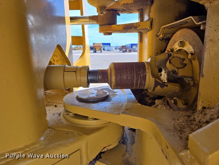 image for item EE0046 2001 Caterpillar 815F soil compactor