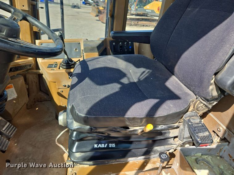 image for item EE0046 2001 Caterpillar 815F soil compactor