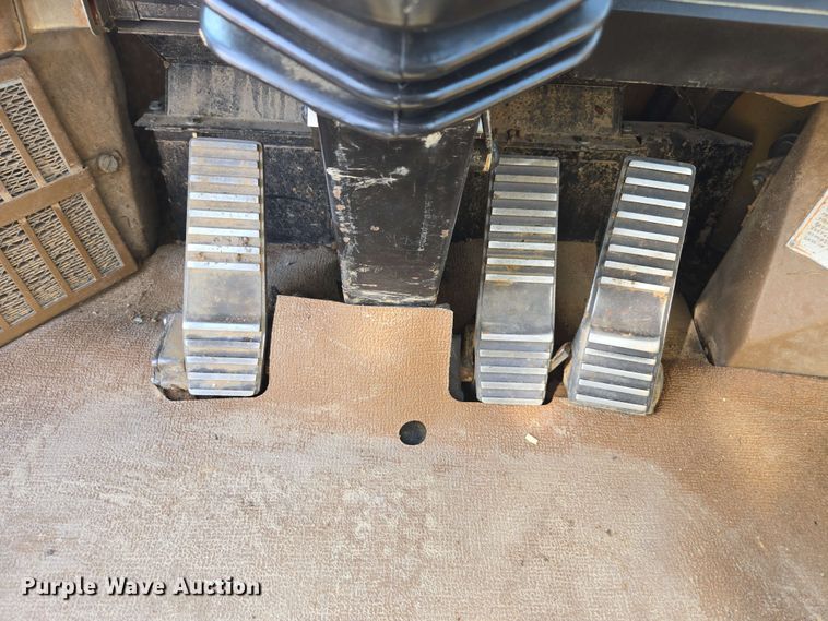 image for item EE0046 2001 Caterpillar 815F soil compactor