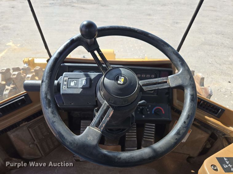 image for item EE0046 2001 Caterpillar 815F soil compactor