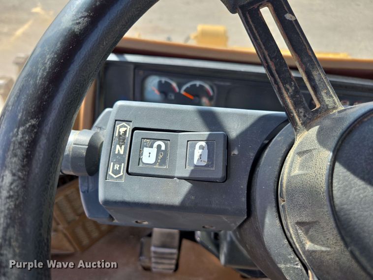 image for item EE0046 2001 Caterpillar 815F soil compactor