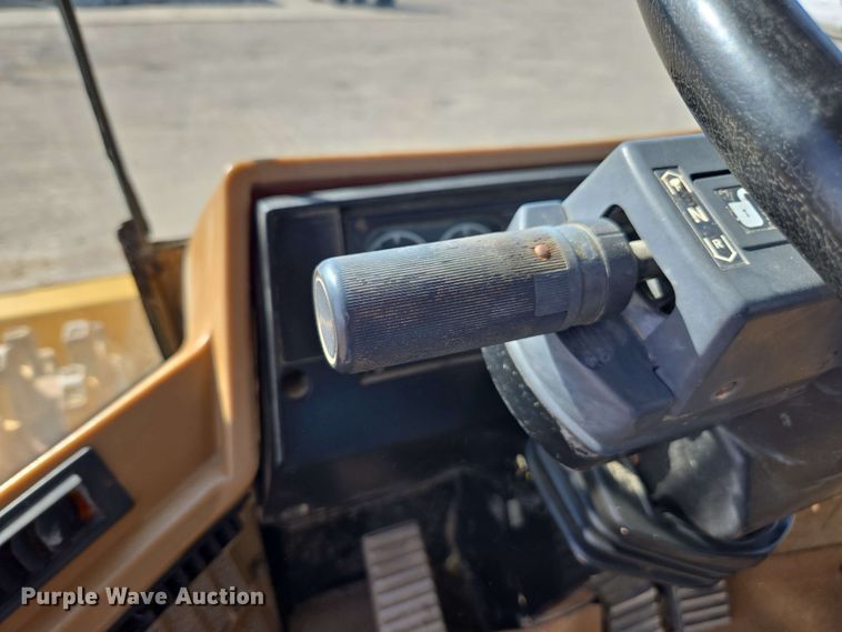 image for item EE0046 2001 Caterpillar 815F soil compactor