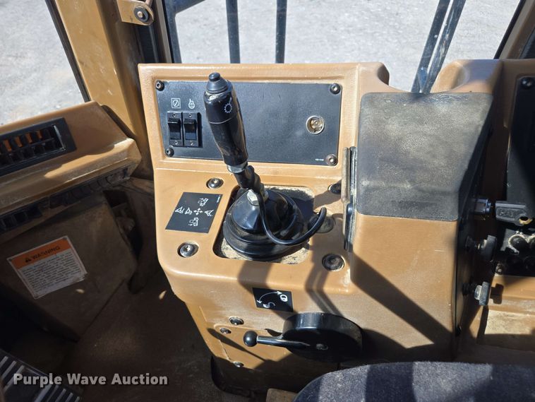 image for item EE0046 2001 Caterpillar 815F soil compactor