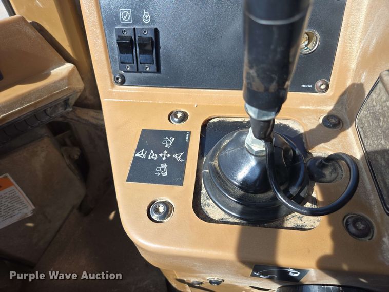 image for item EE0046 2001 Caterpillar 815F soil compactor