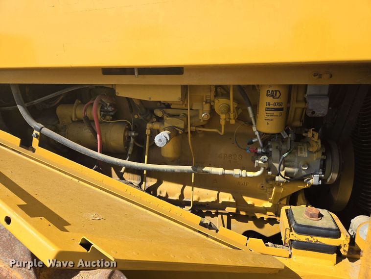 image for item EE0046 2001 Caterpillar 815F soil compactor