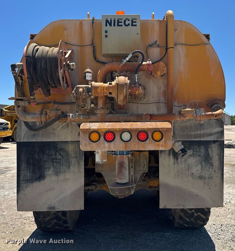 image for item EE0056 2006 Volvo A30D water wagon