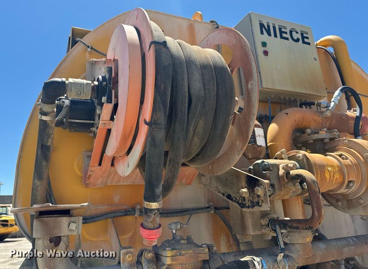 image for item EE0056 2006 Volvo A30D water wagon