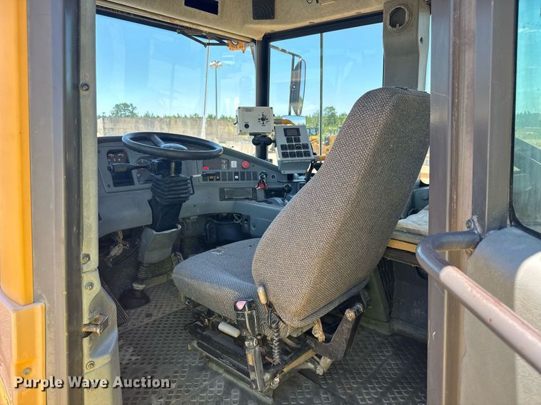 image for item EE0056 2006 Volvo A30D water wagon