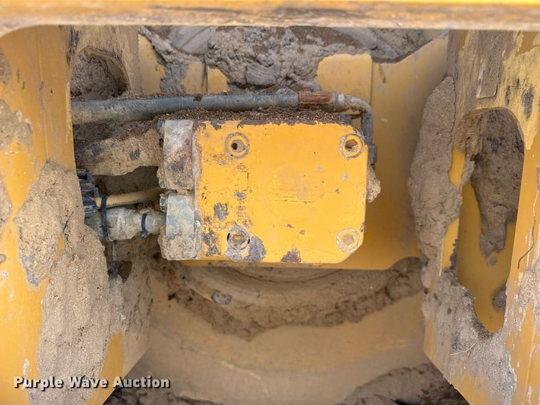 image for item EE0064 2019 Caterpillar CS56B single drum vibratory roller