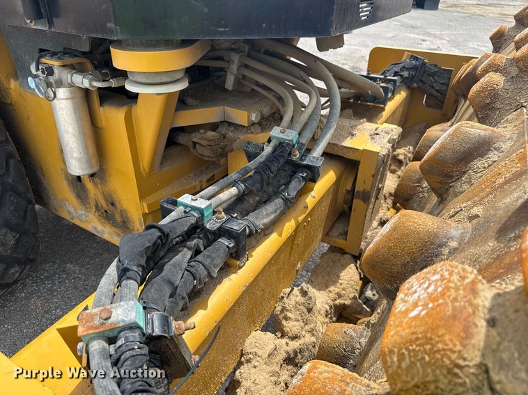 image for item EE0064 2019 Caterpillar CS56B single drum vibratory roller