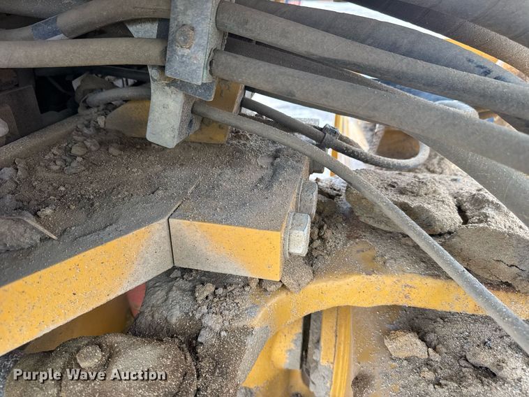 image for item EE0064 2019 Caterpillar CS56B single drum vibratory roller