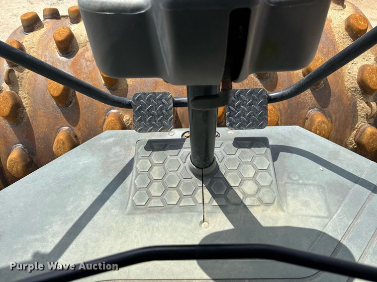 image for item EE0064 2019 Caterpillar CS56B single drum vibratory roller