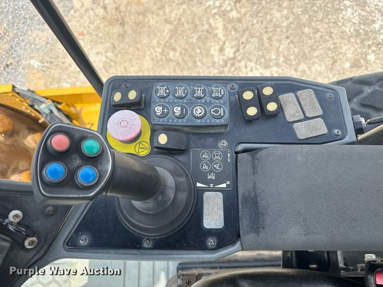 image for item EE0064 2019 Caterpillar CS56B single drum vibratory roller