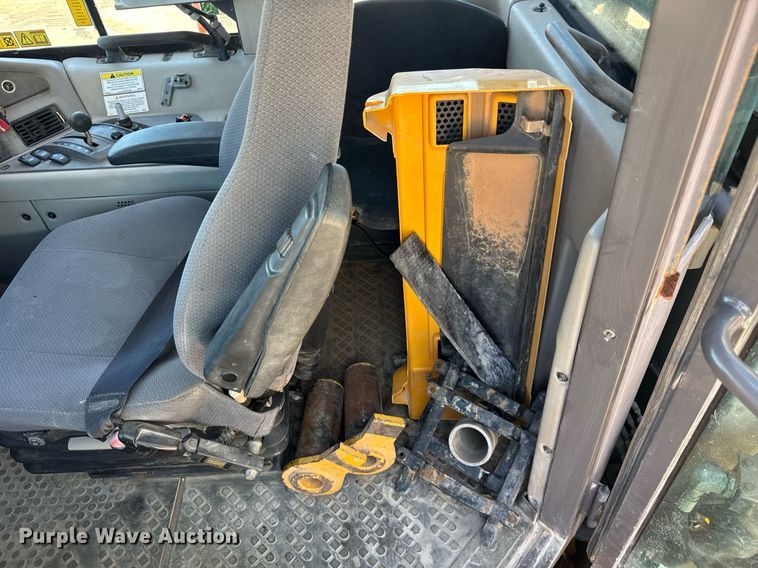 image for item EE0069 2015 Volvo A25G water wagon