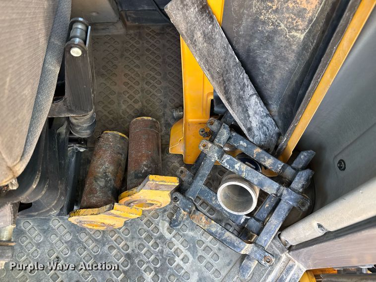 image for item EE0069 2015 Volvo A25G water wagon