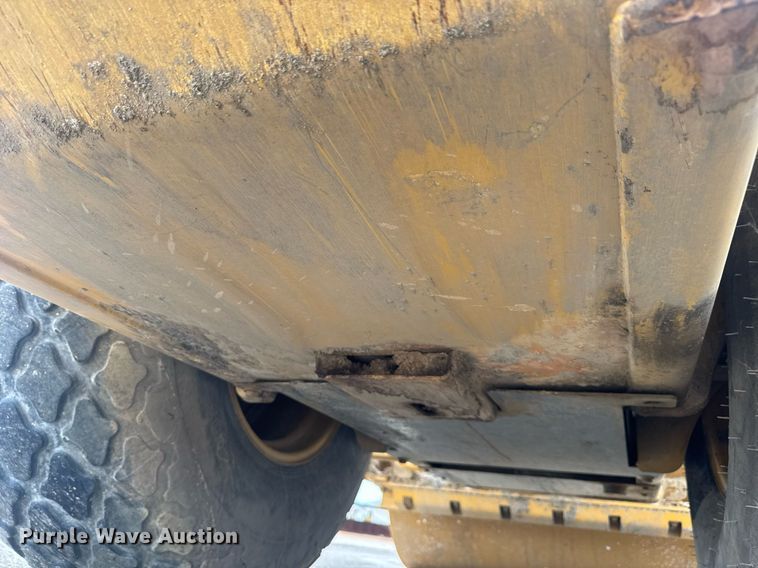 image for item EE0071 2019 Caterpillar CS56B single drum vibratory roller