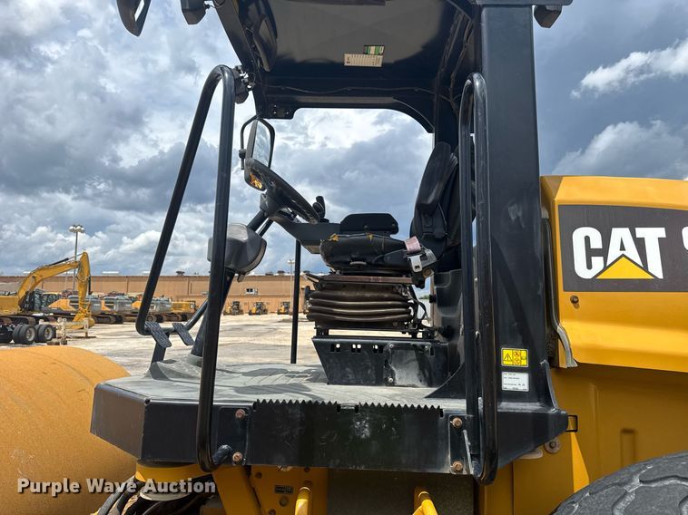 image for item EE0071 2019 Caterpillar CS56B single drum vibratory roller
