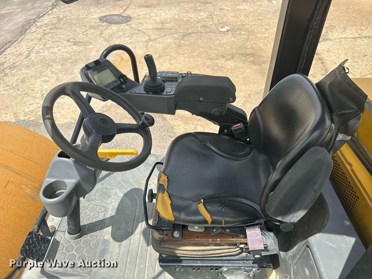 image for item EE0071 2019 Caterpillar CS56B single drum vibratory roller