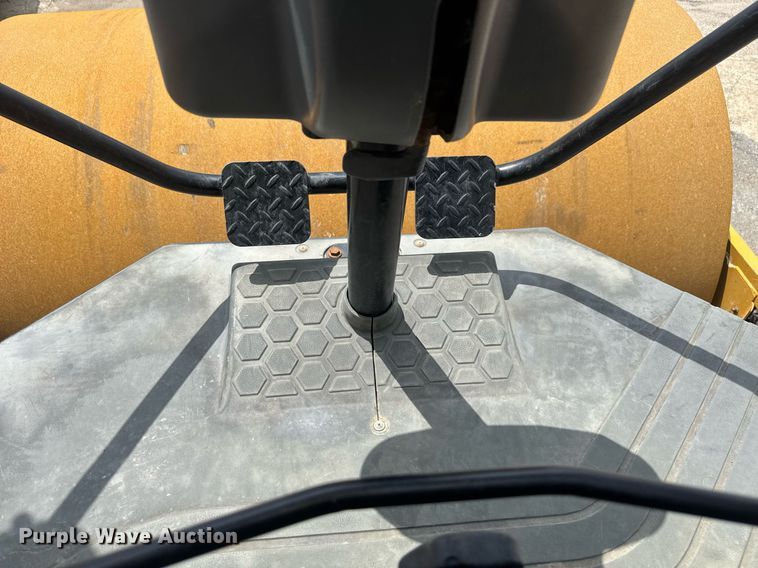 image for item EE0071 2019 Caterpillar CS56B single drum vibratory roller