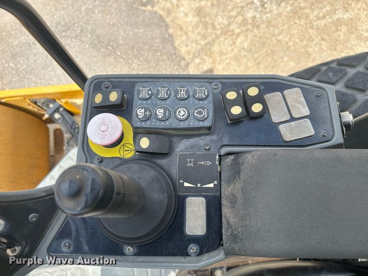 image for item EE0071 2019 Caterpillar CS56B single drum vibratory roller