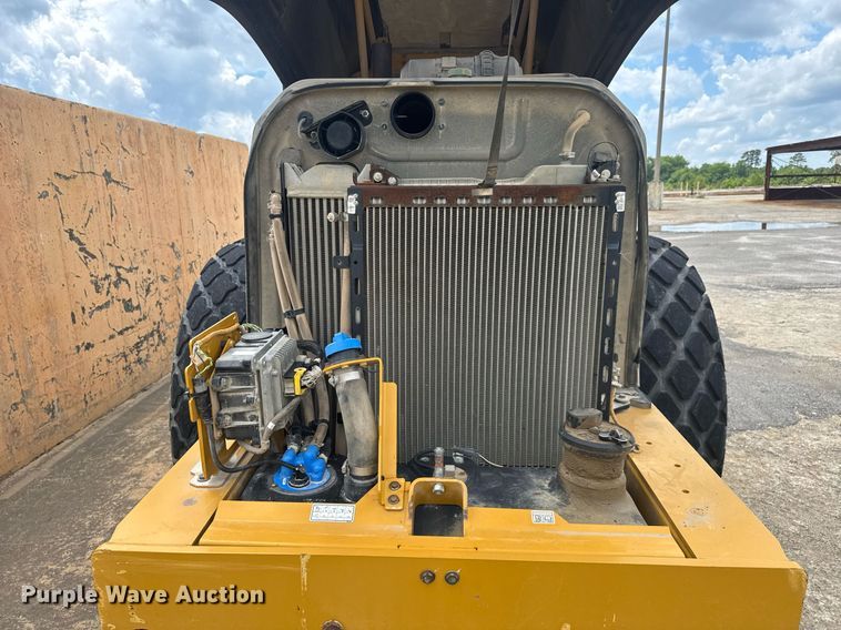 image for item EE0071 2019 Caterpillar CS56B single drum vibratory roller