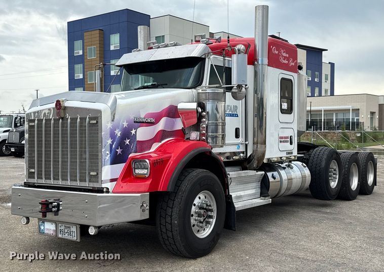 image for item EE0080 2013 Kenworth T800 semi truck