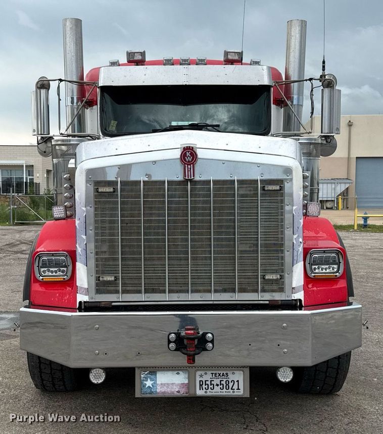 image for item EE0080 2013 Kenworth T800 semi truck