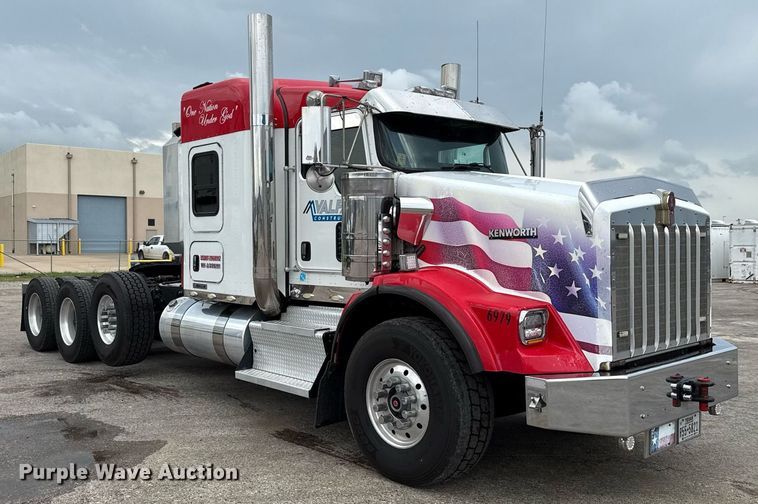 image for item EE0080 2013 Kenworth T800 semi truck