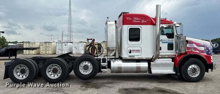 image for item EE0080 2013 Kenworth T800 semi truck