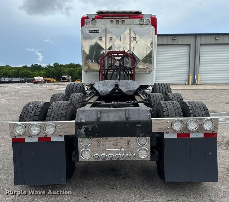 image for item EE0080 2013 Kenworth T800 semi truck