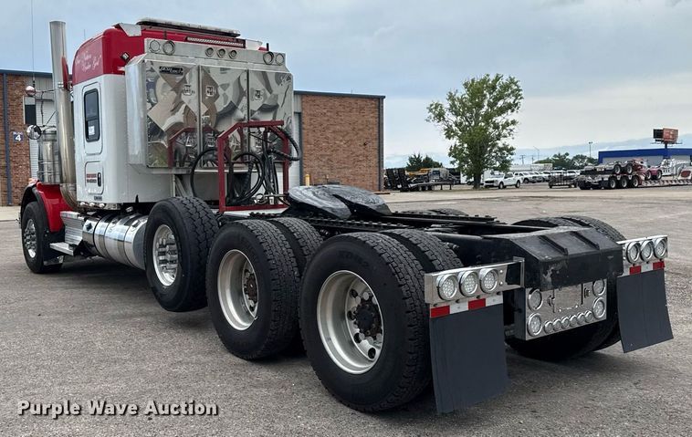 image for item EE0080 2013 Kenworth T800 semi truck