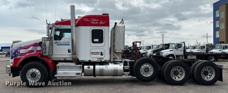 image for item EE0080 2013 Kenworth T800 semi truck