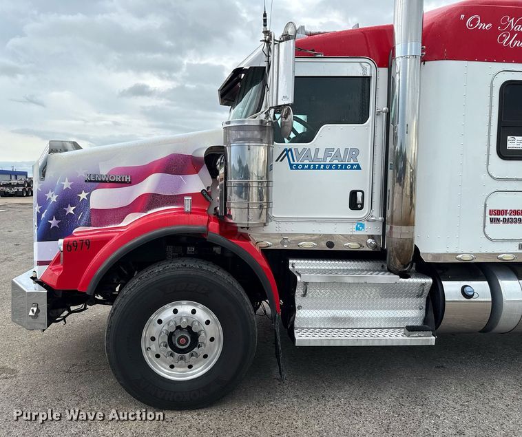 image for item EE0080 2013 Kenworth T800 semi truck