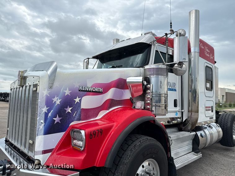 image for item EE0080 2013 Kenworth T800 semi truck