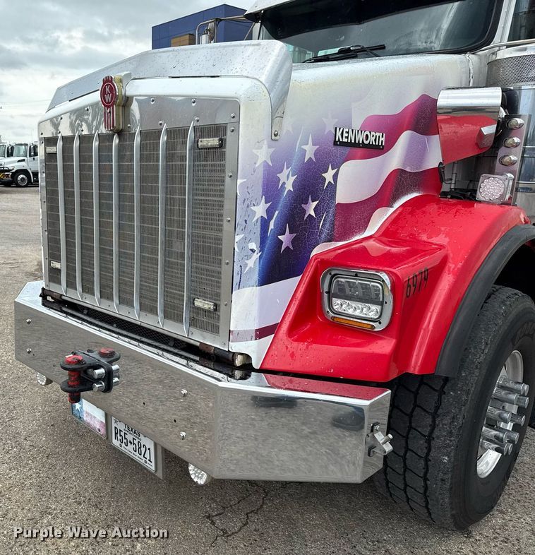 image for item EE0080 2013 Kenworth T800 semi truck