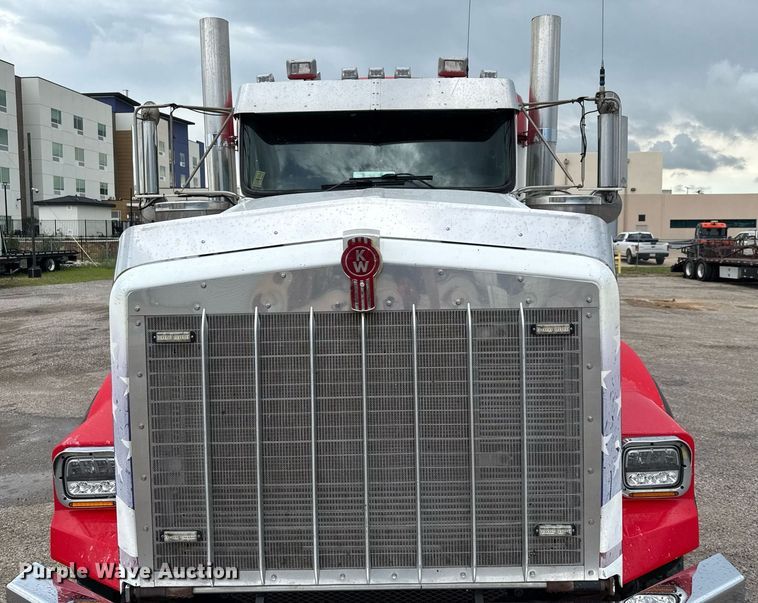 image for item EE0080 2013 Kenworth T800 semi truck