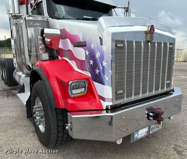 image for item EE0080 2013 Kenworth T800 semi truck