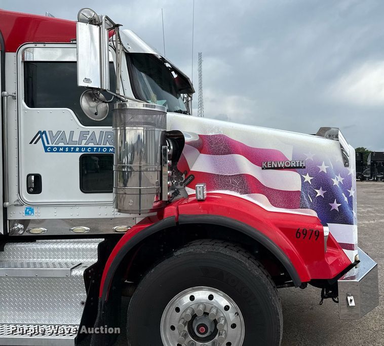 image for item EE0080 2013 Kenworth T800 semi truck