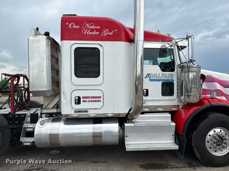 image for item EE0080 2013 Kenworth T800 semi truck