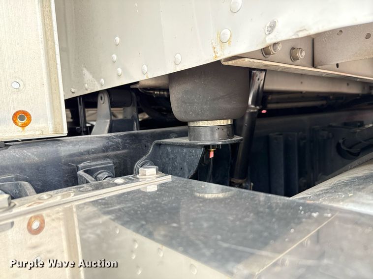 image for item EE0080 2013 Kenworth T800 semi truck