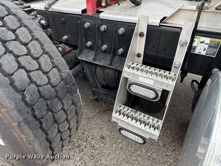 image for item EE0080 2013 Kenworth T800 semi truck