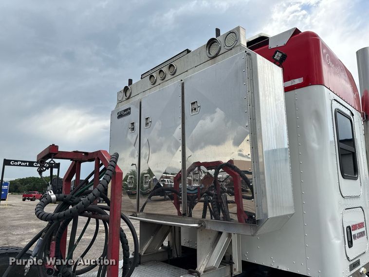 image for item EE0080 2013 Kenworth T800 semi truck