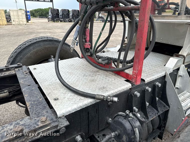 image for item EE0080 2013 Kenworth T800 semi truck