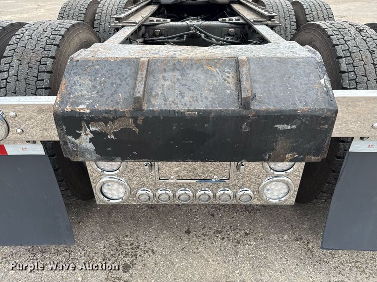 image for item EE0080 2013 Kenworth T800 semi truck