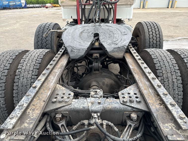 image for item EE0080 2013 Kenworth T800 semi truck