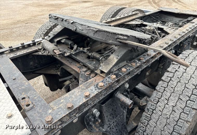 image for item EE0080 2013 Kenworth T800 semi truck