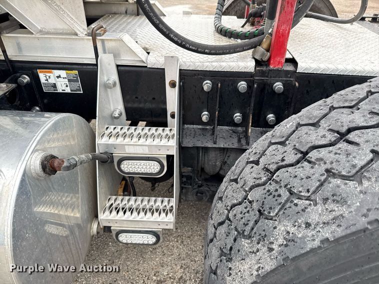 image for item EE0080 2013 Kenworth T800 semi truck