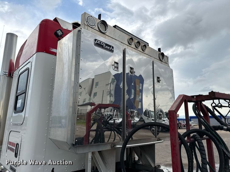 image for item EE0080 2013 Kenworth T800 semi truck