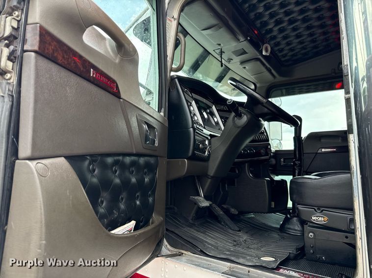 image for item EE0080 2013 Kenworth T800 semi truck